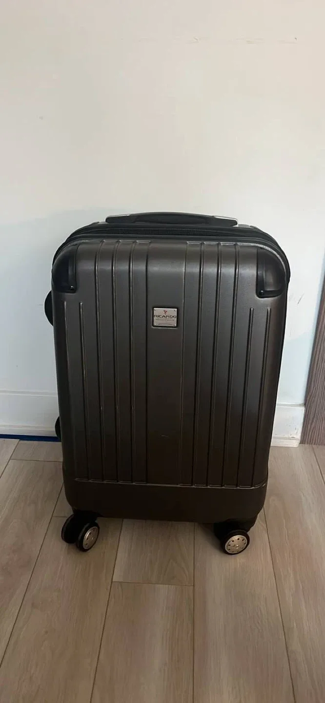 Carry On Suitcase image indicator(2)
