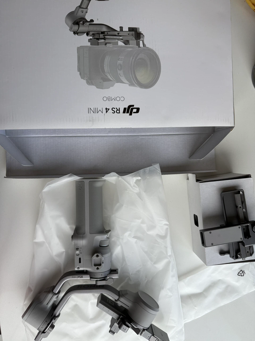 DJI RS 4 Mini Combo - Gimbal Stabilizer