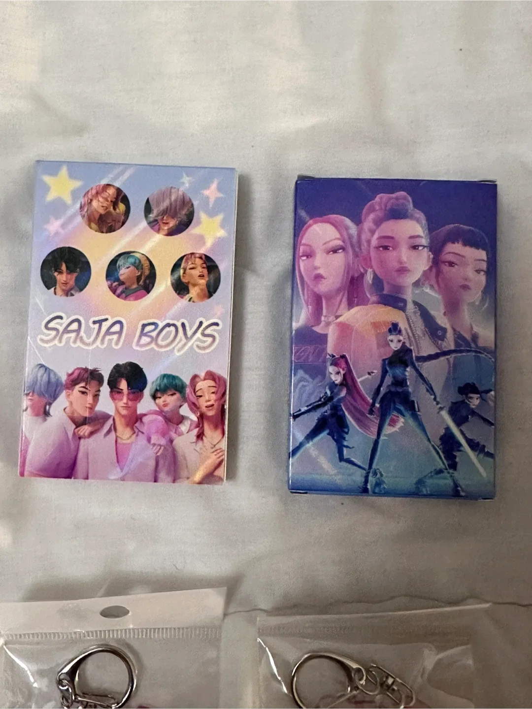 K-Pop Holographic Cards & Keychains image indicator(3)