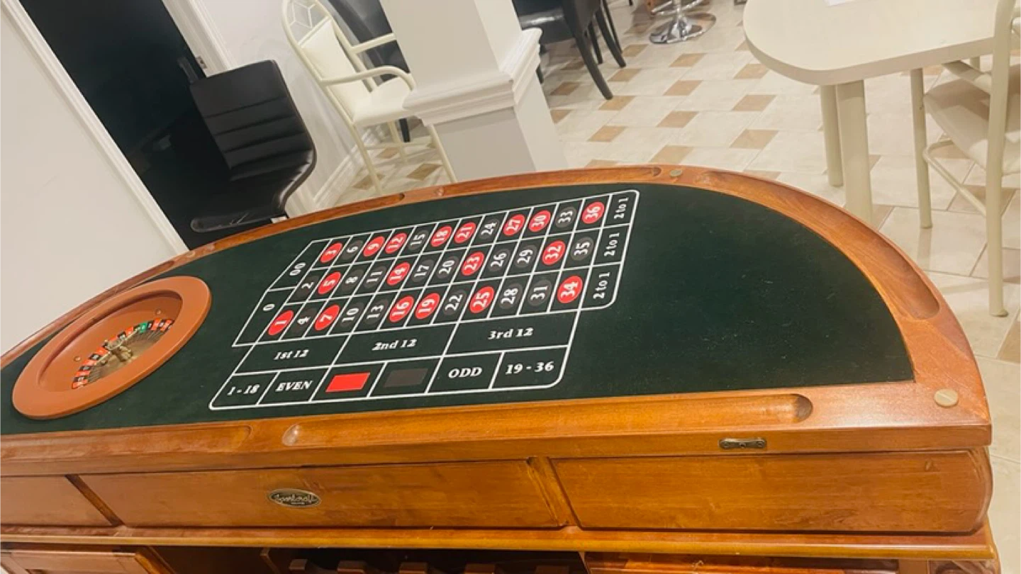 Convertible Poker/Roulette Table with Wine Rack - photo 2