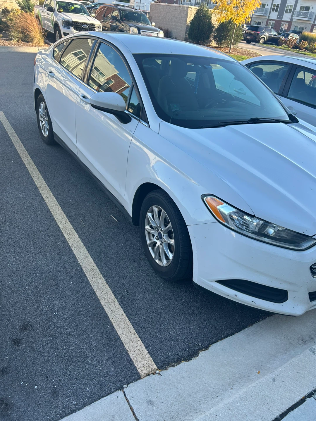 Ford Fusion - White Sedan - photo 2