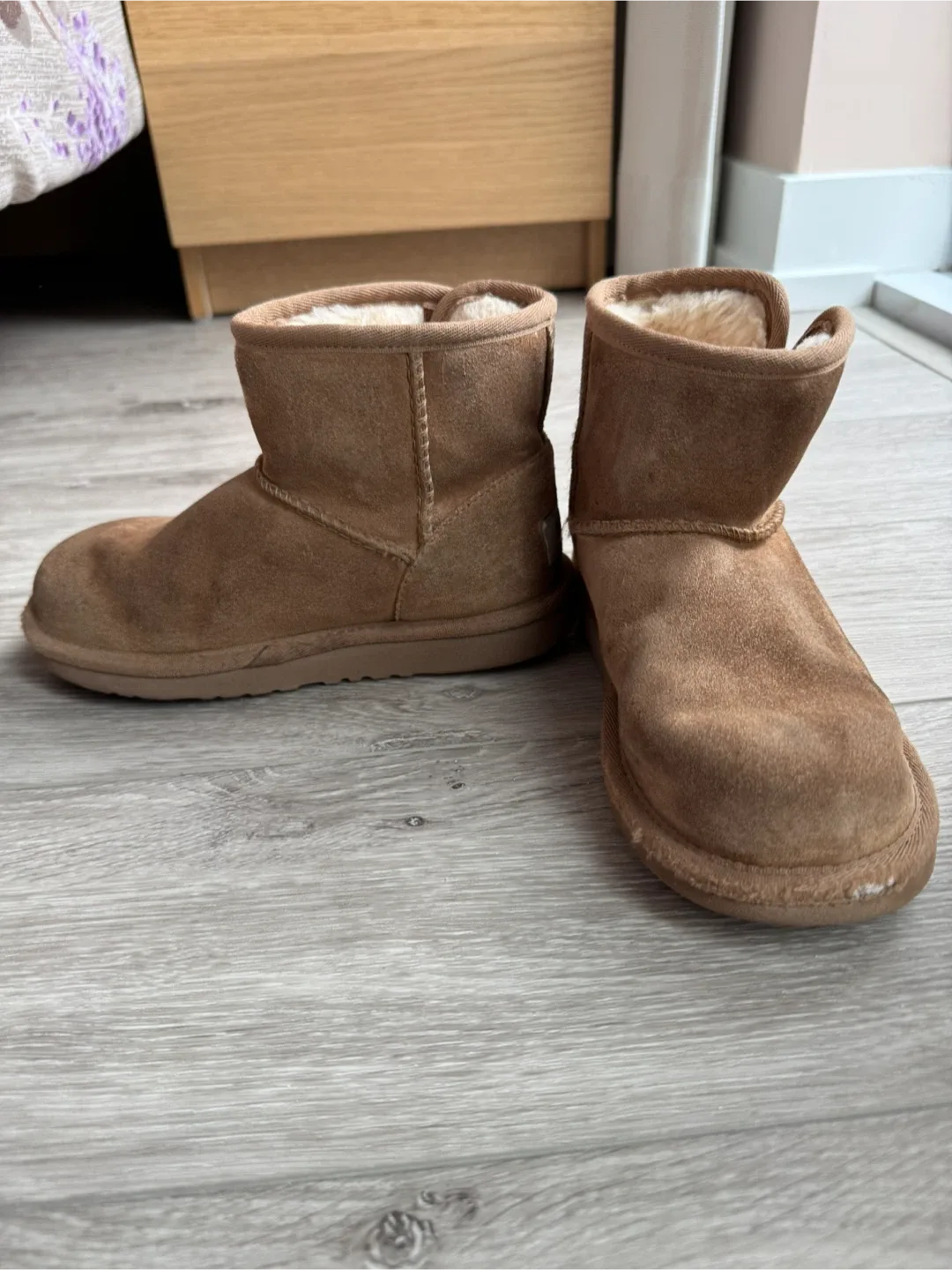 UGG Classic Girl’s Short Boots, Size US 13 image indicator(2)