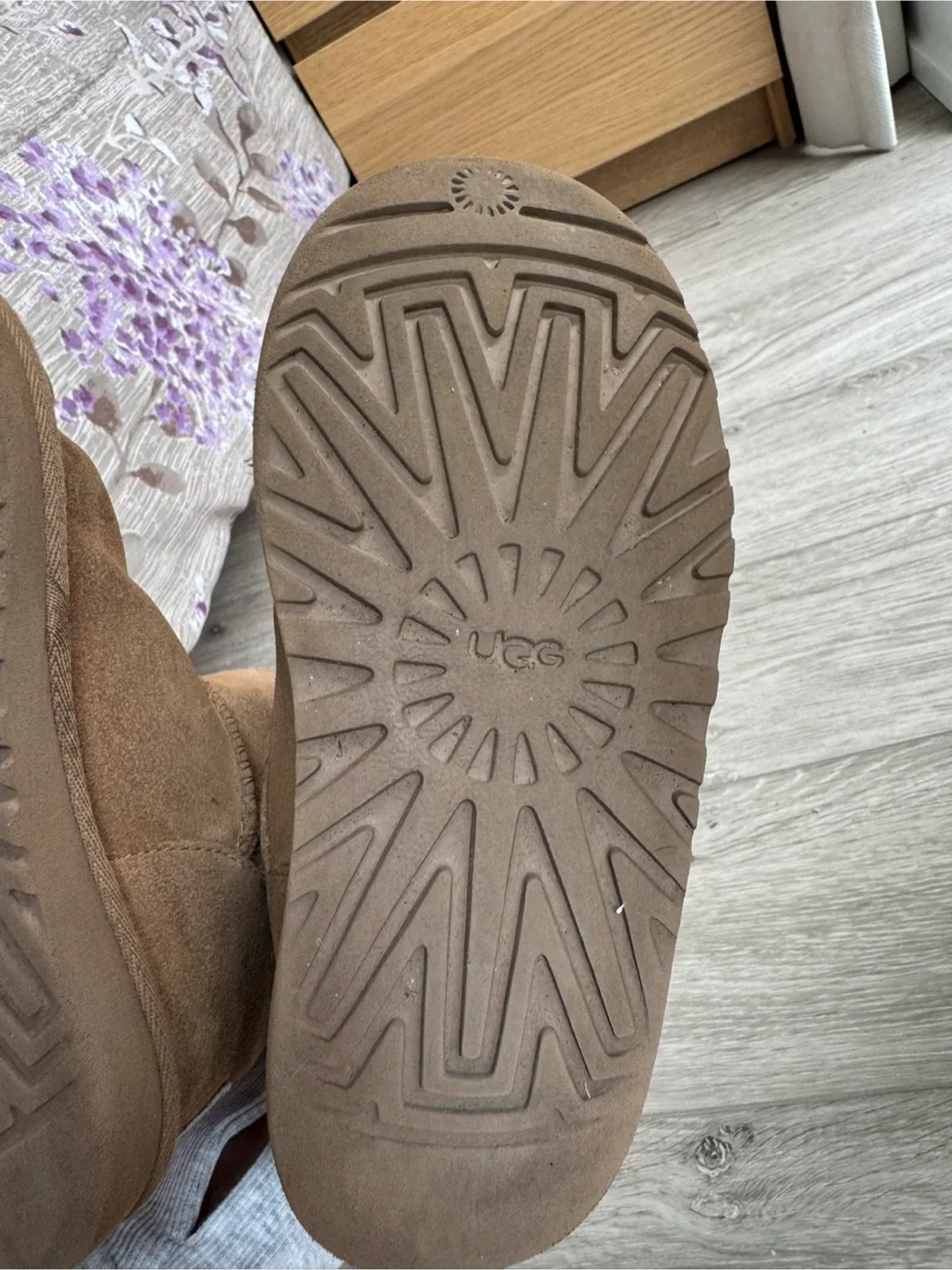 UGG Classic Girl’s Short Boots, Size US 13 image indicator(6)