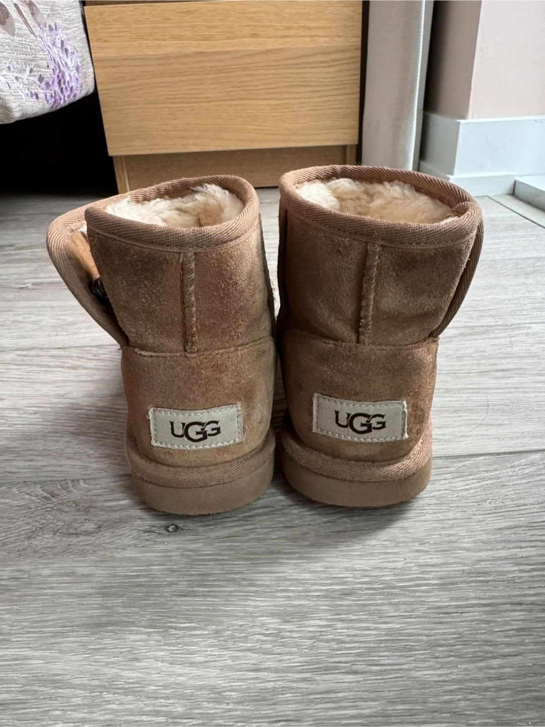 UGG Classic Girl’s Short Boots, Size US 13 image indicator(3)