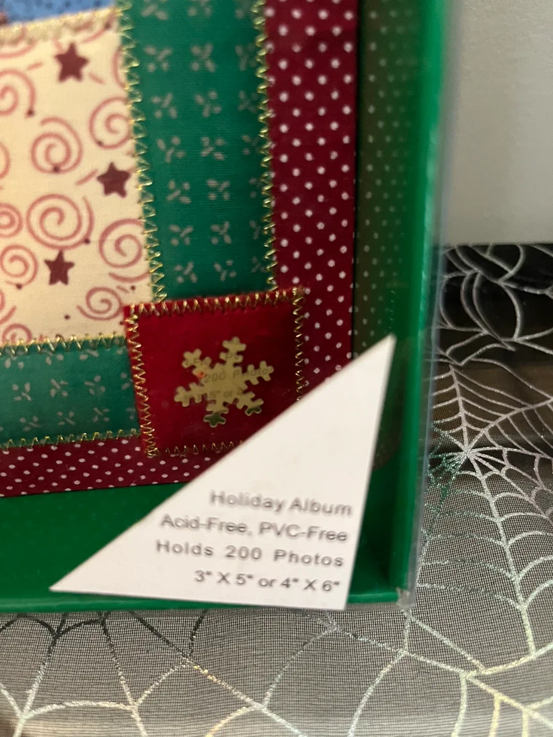 Holiday Album - Holds 200 Photos, 3"x5" or 4"x6" image indicator(2)