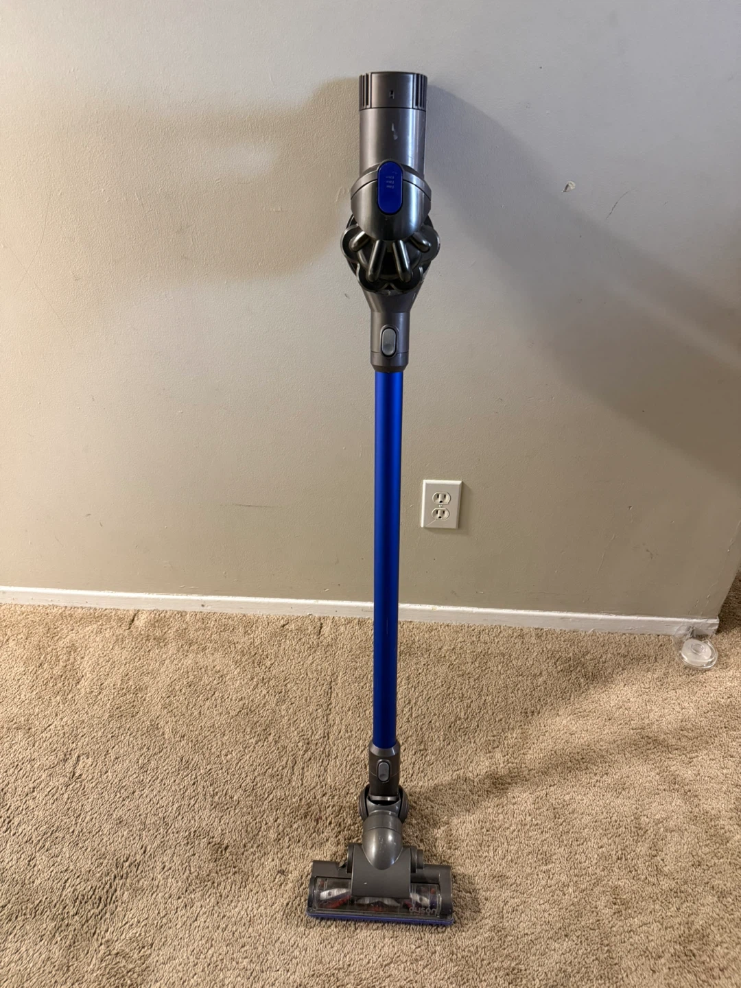 Dyson V8 Cordless Stick Vacuum - photo 2