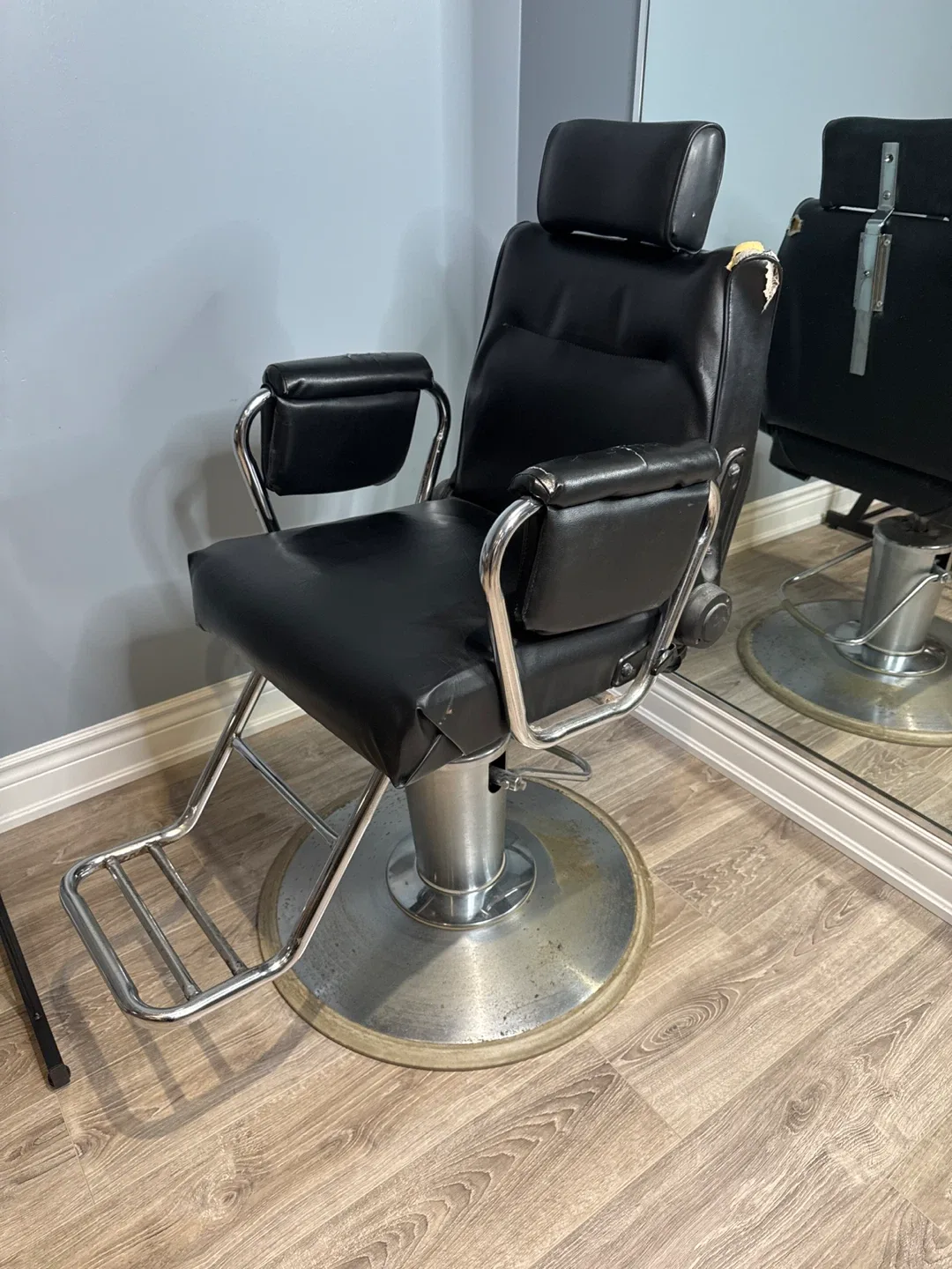 Black Barber Chair image indicator(2)