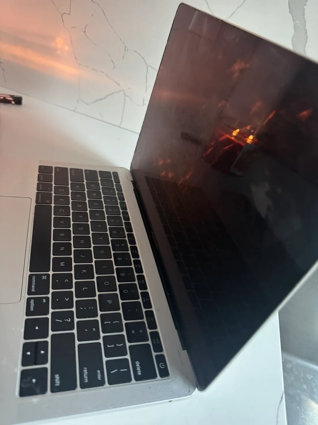 Apple MacBook Air image indicator(6)