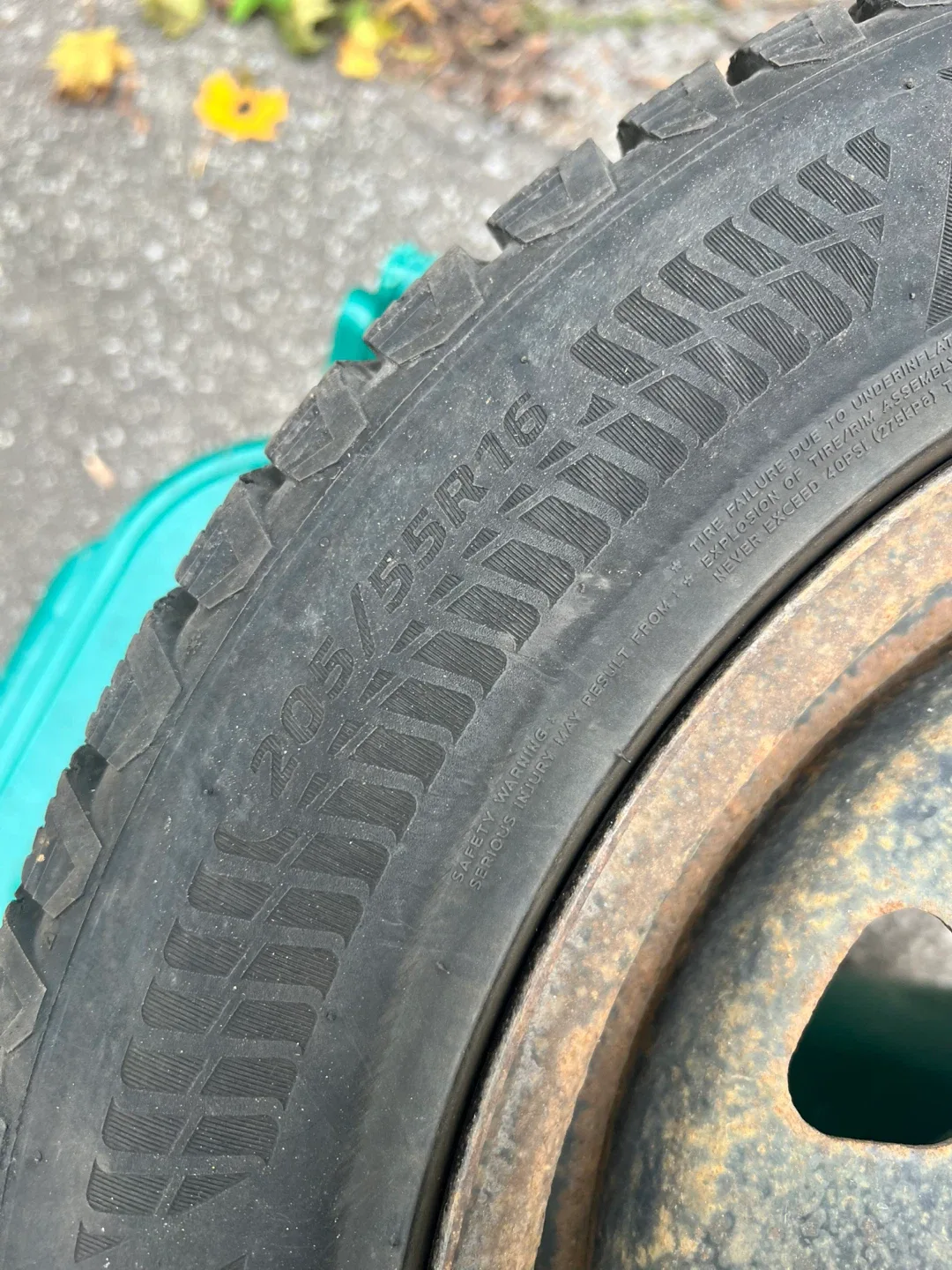 Motomaster Winter Edge 205/55R16 Tire image indicator(2)