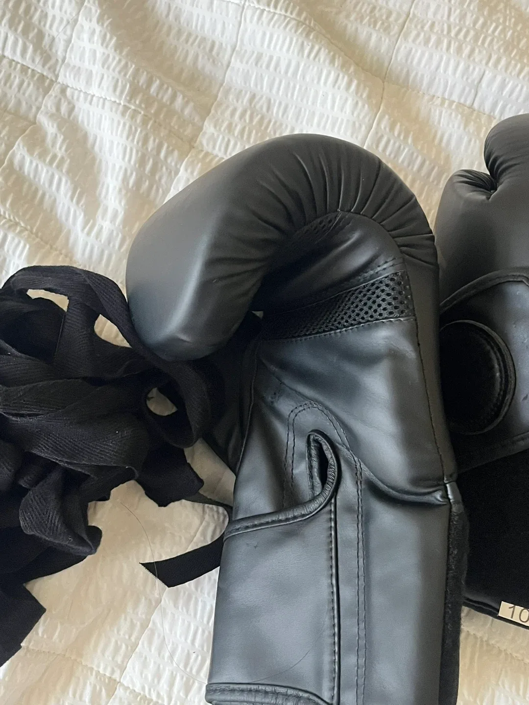 Bravo Boxing Gloves - 10 oz image indicator(3)