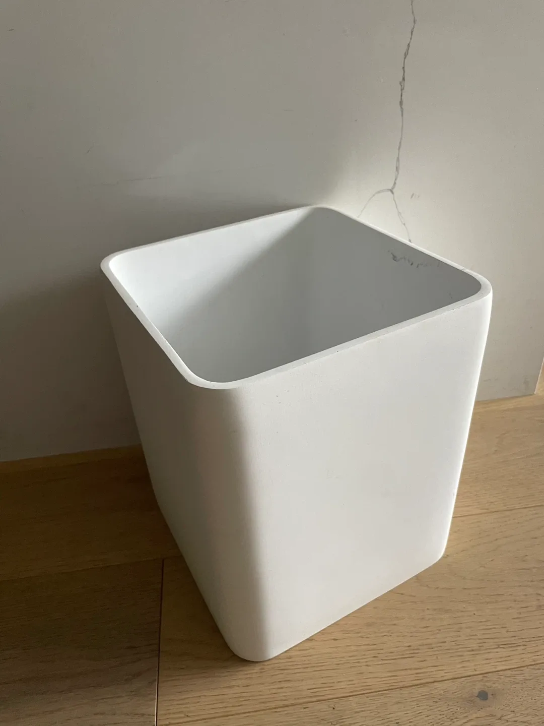 White ceramic plant pot thumbnail