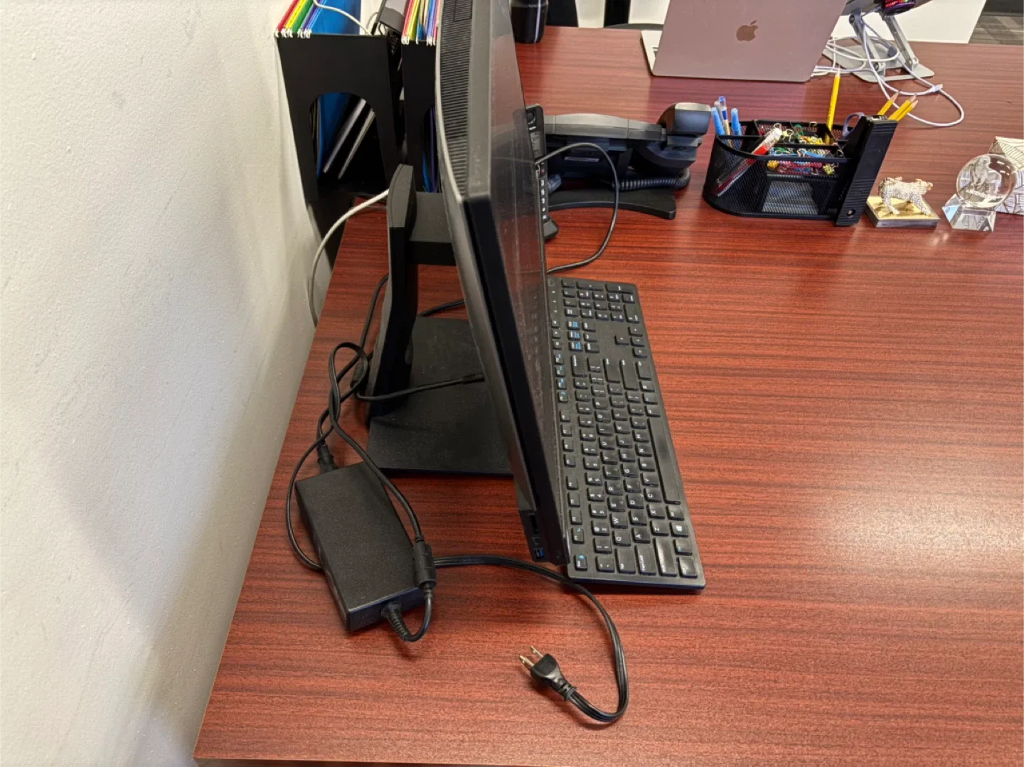 Dell Inspiron 5477 AIO Series Computer image indicator(2)