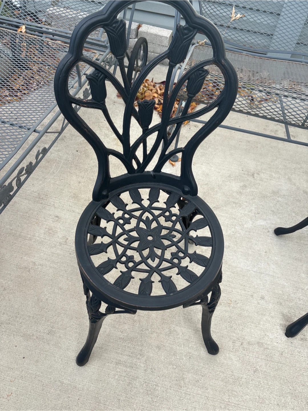 2 wrought iron tulip chairs like new - photo 2