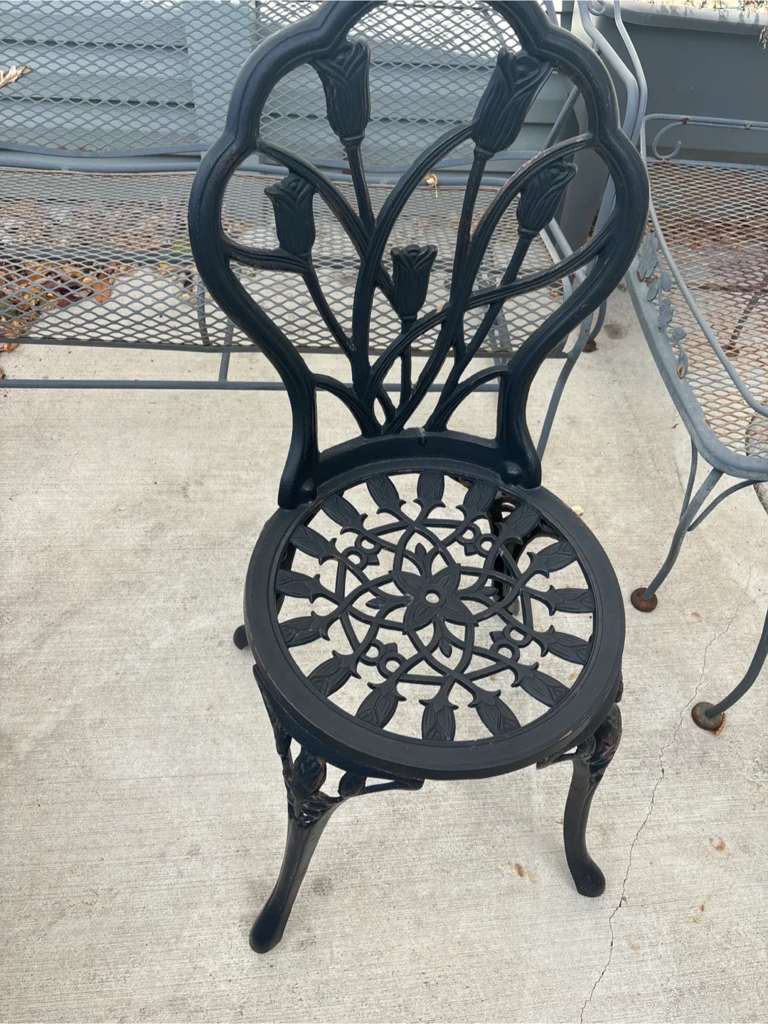 2 wrought iron tulip chairs like new image indicator(3)