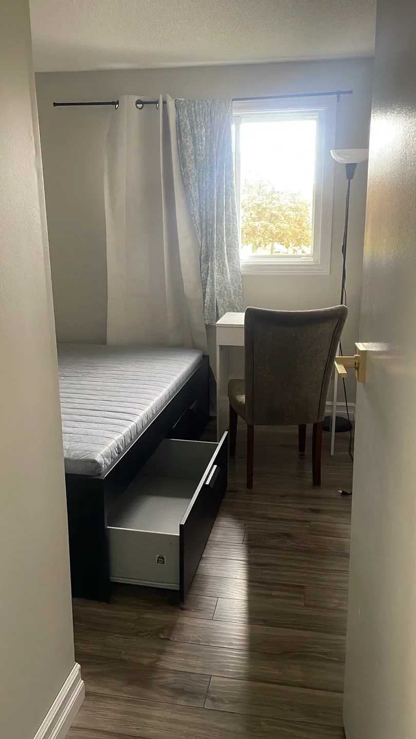 North Oshawa 2nd floor rent image indicator(2)