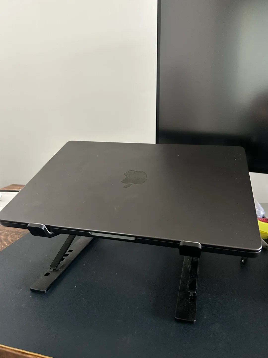 Adjustable Aluminum Laptop Stand image indicator(2)