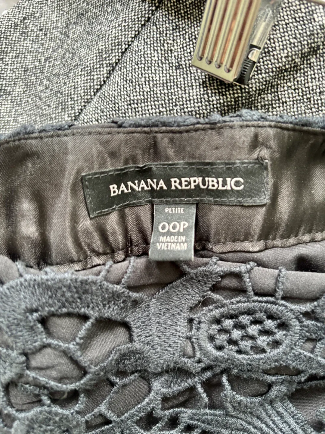 Banana Republic Black Lace Mini Skirt - Size 24 image indicator(2)