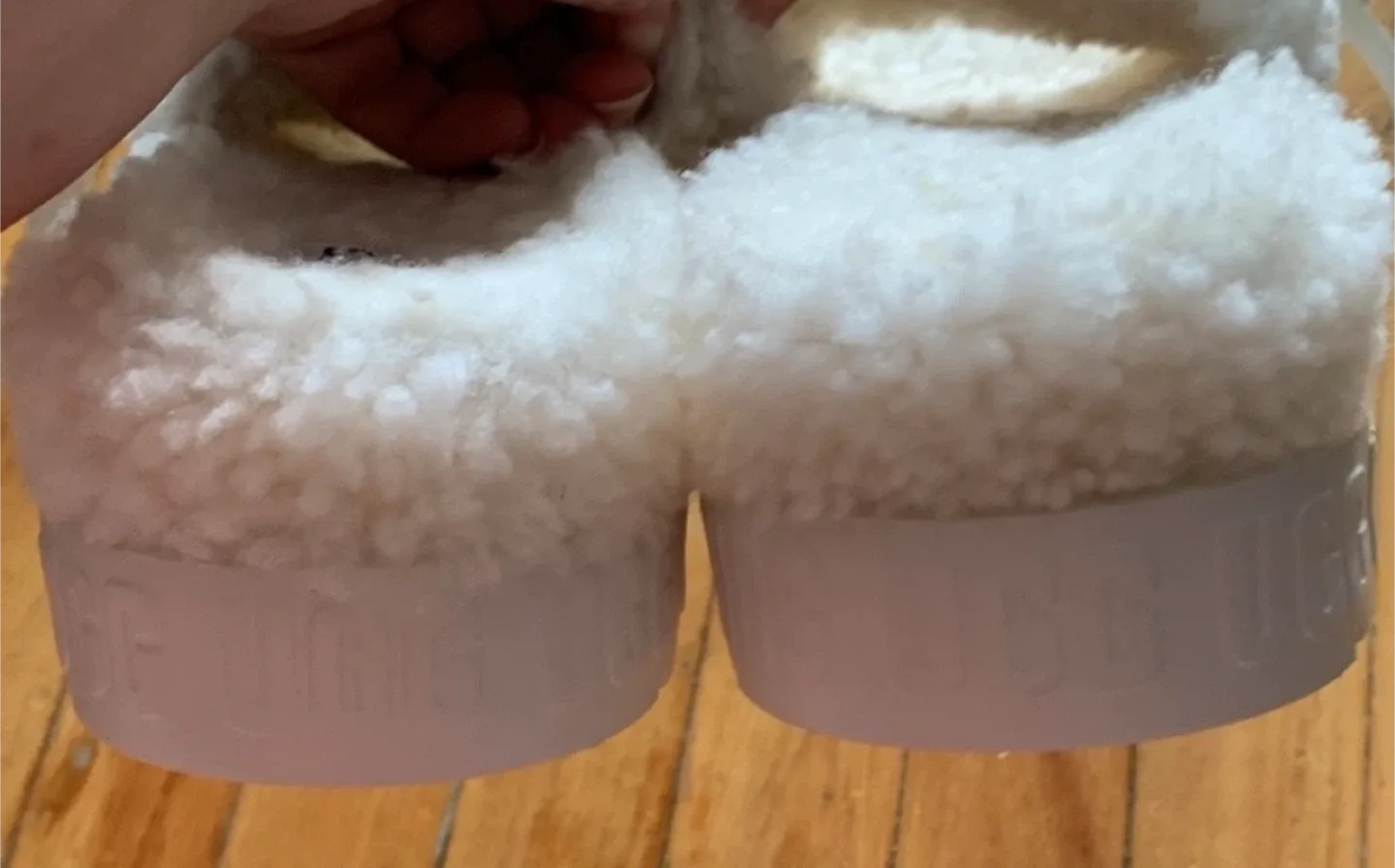 Brand New UGG Fluffita White Slide Platform Sz 8 image indicator(5)