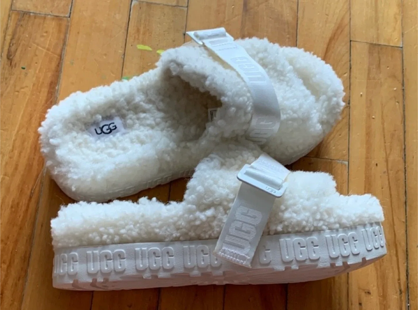 Brand New UGG Fluffita White Slide Platform Sz 8 image indicator(2)