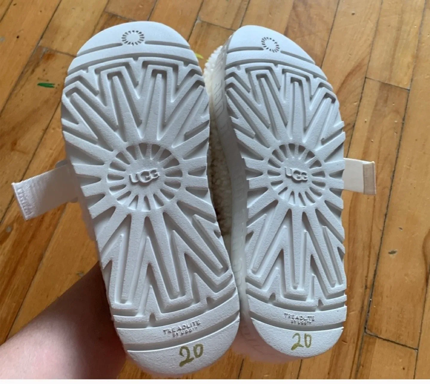 Brand New UGG Fluffita White Slide Platform Sz 8 image indicator(6)