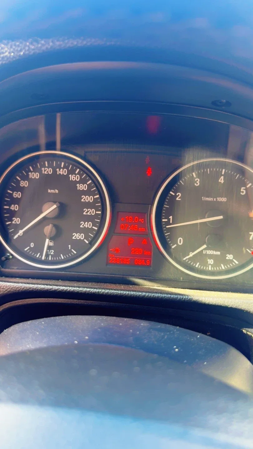 BMW 328i Sedan - White image indicator(7)