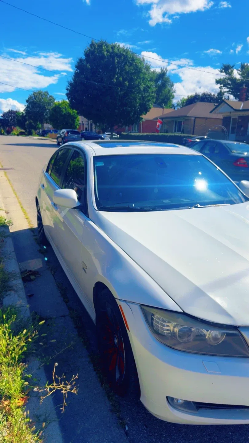 BMW 328i Sedan - White image indicator(3)