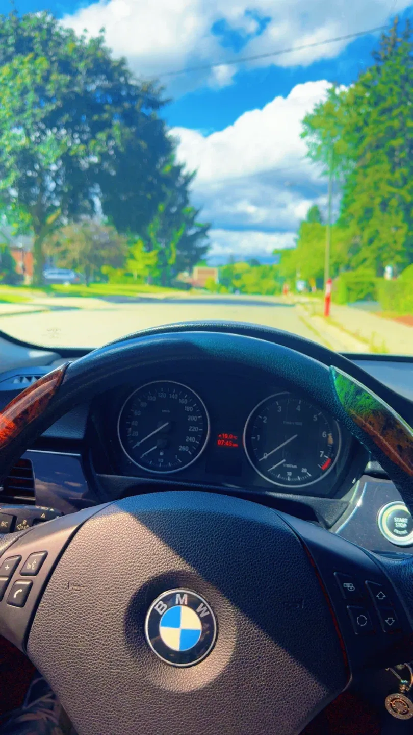 BMW 328i Sedan - White image indicator(6)