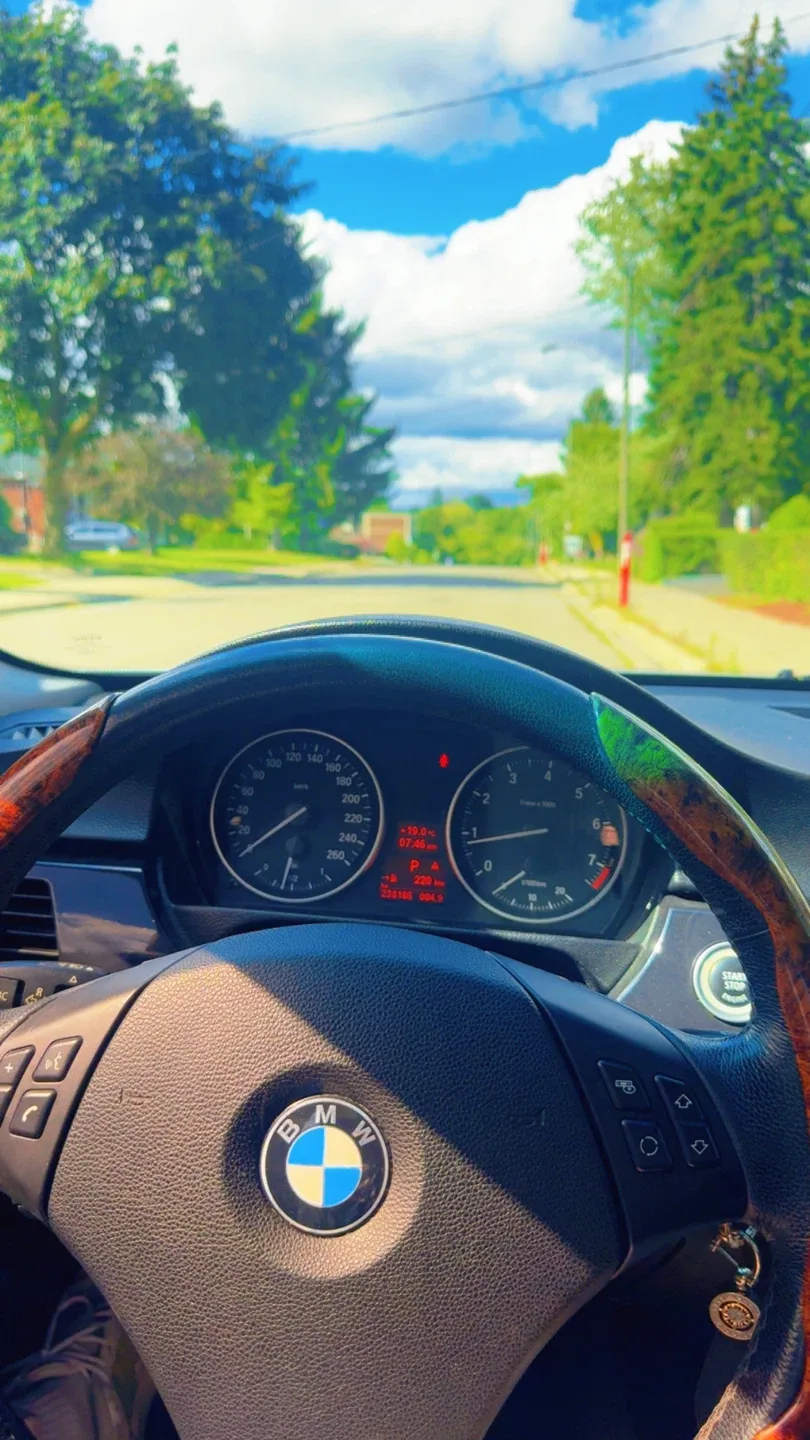 BMW 328i Sedan - White image indicator(9)