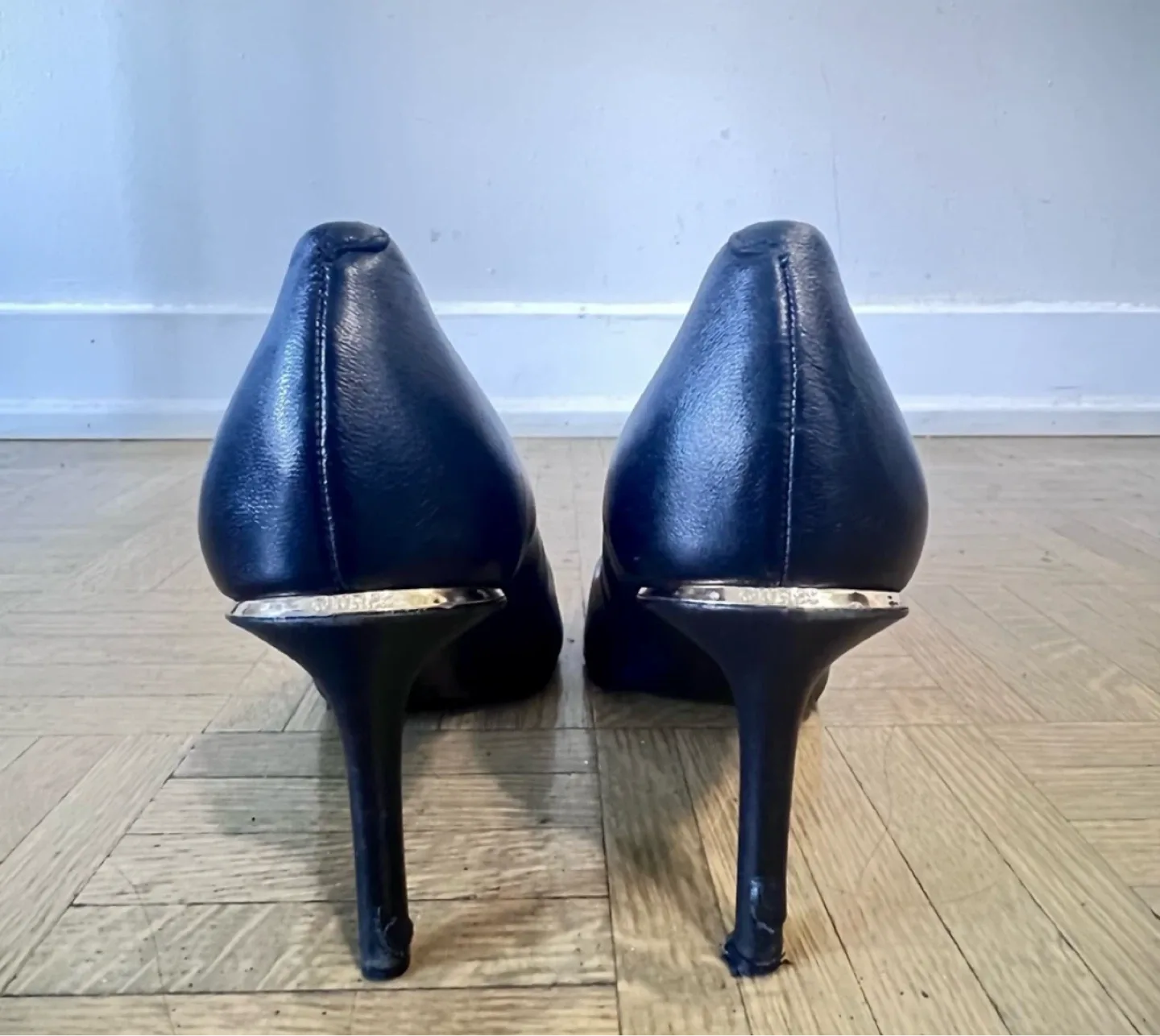 Guess Black Leather Point-Toe Stiletto image indicator(6)