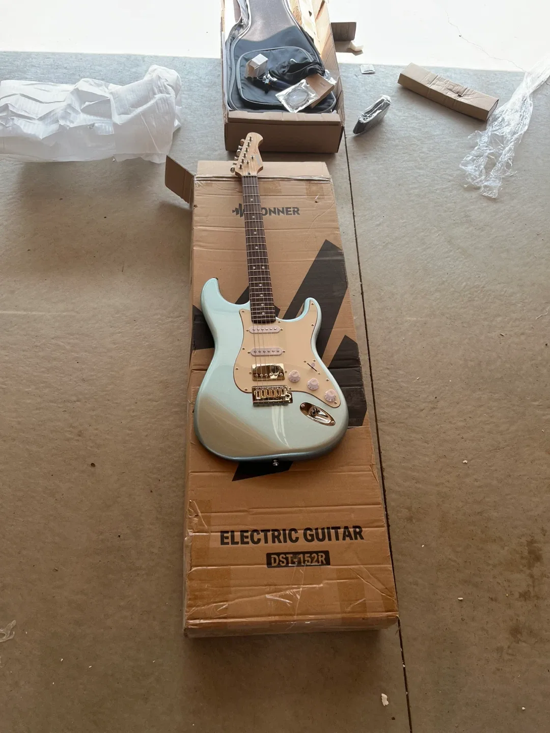 Donner DST-152R Electric Guitar - Metallic Ice Blue image indicator(3)