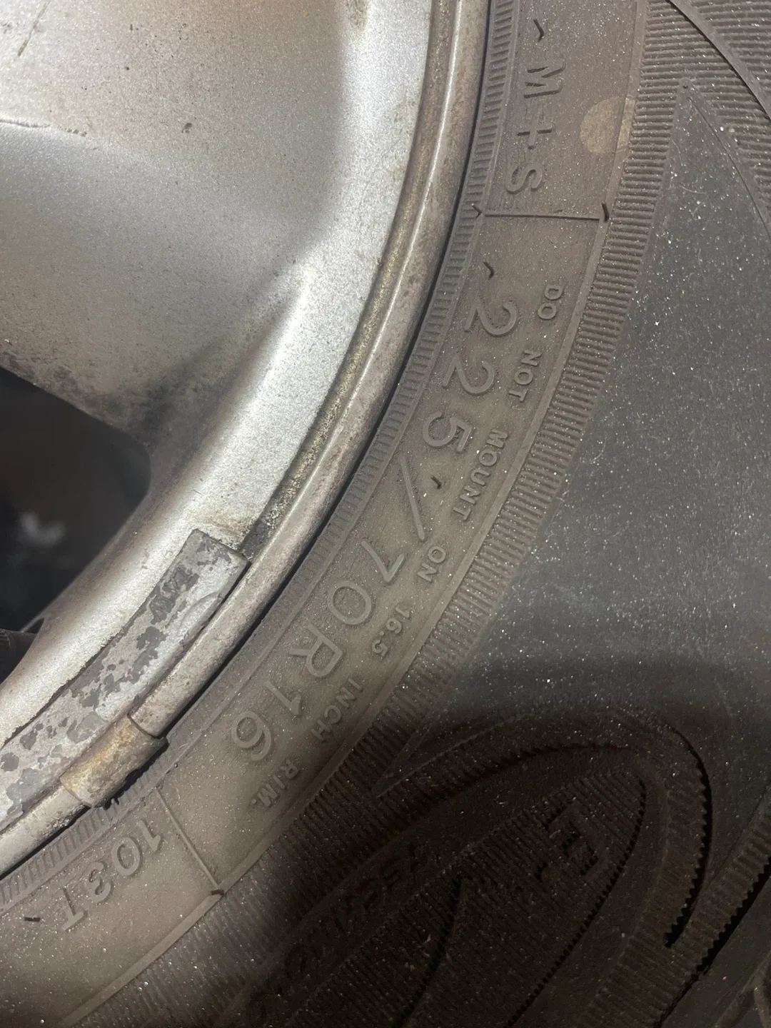 Set of 4 Tires 225/70R16 image indicator(2)