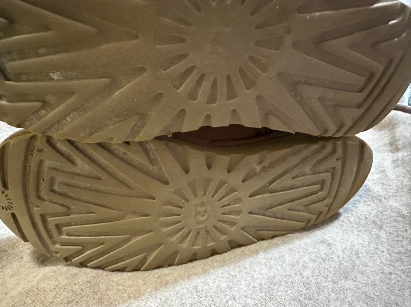 UGG Classic Short Boots - Size 8 Womens (Well-loved) image indicator(7)