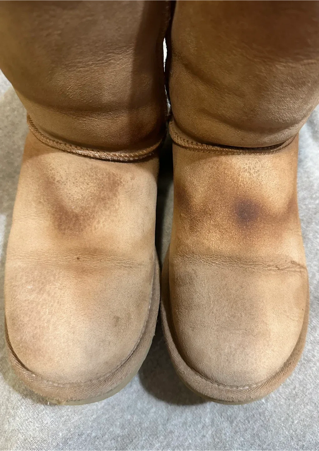 UGG Classic Short Boots - Size 8 Womens (Well-loved) image indicator(2)