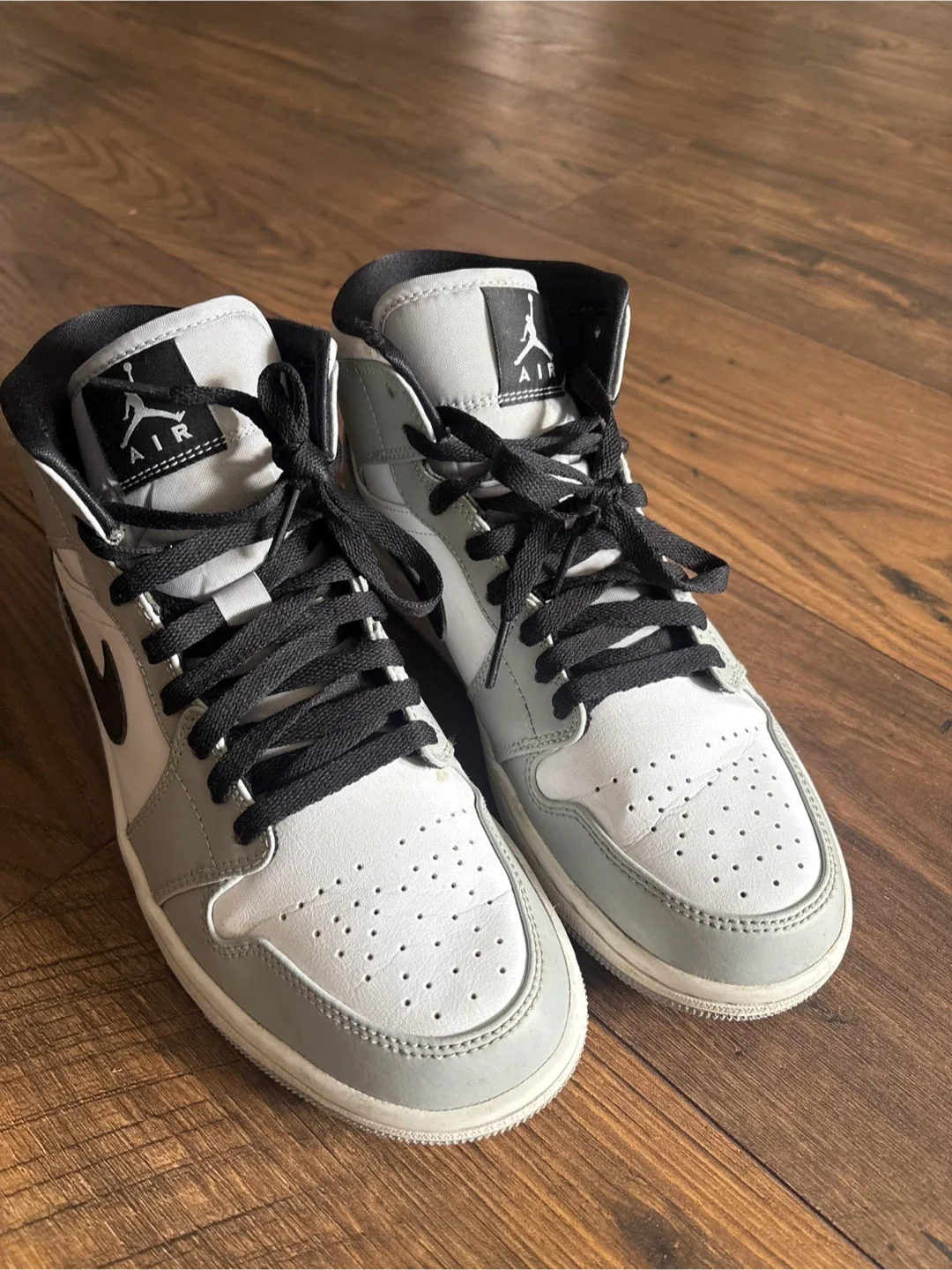 Air Jordan 1 Mid sneakers, size US 8 Men image indicator(2)