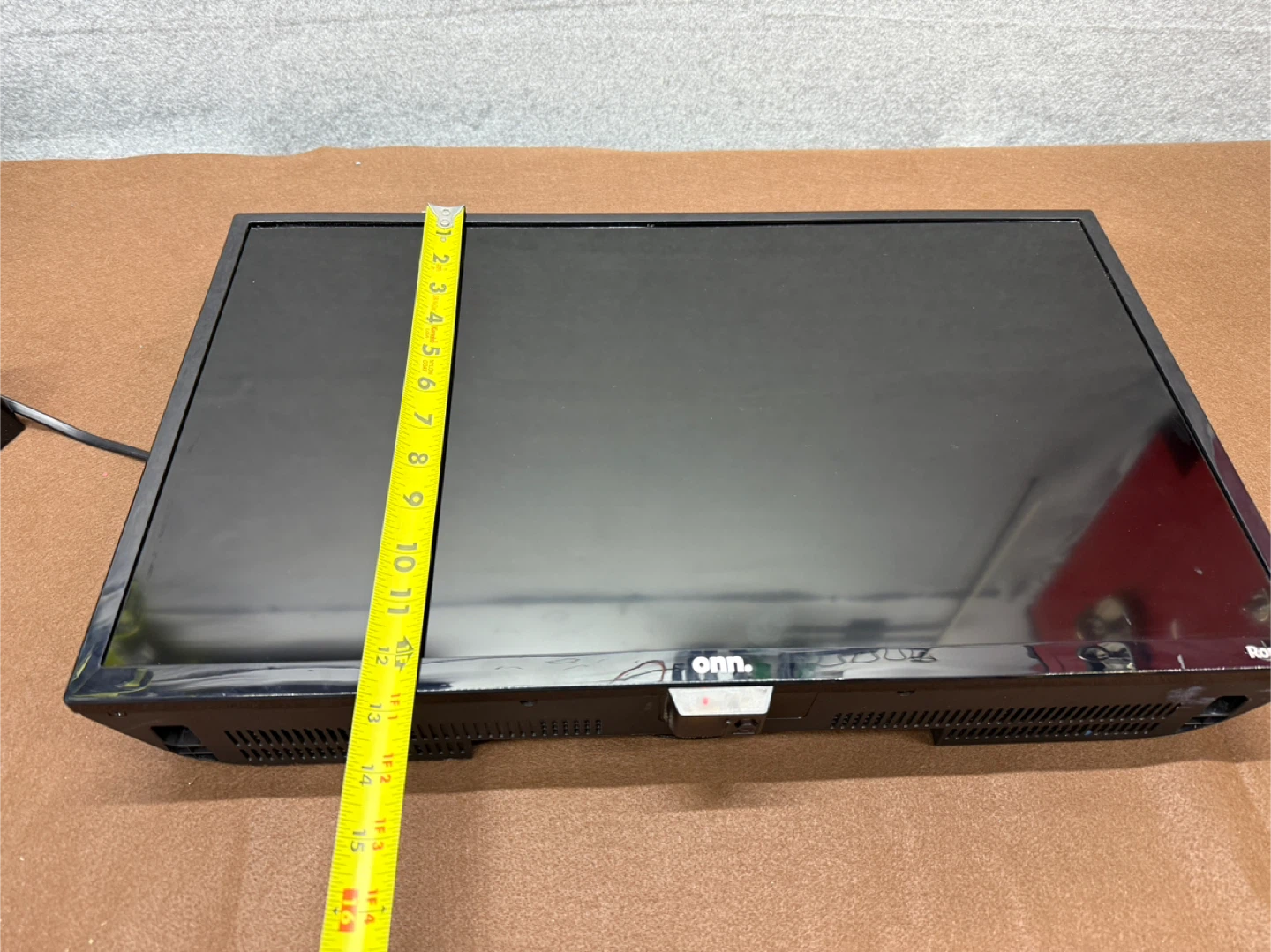 onn. Roku TV 24 inch - photo 3