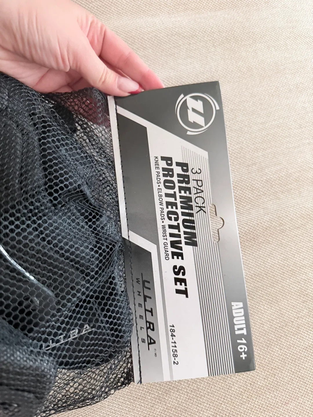 Protective Set Knee, Elbow Pads and wrist guards - Adults image indicator(4)