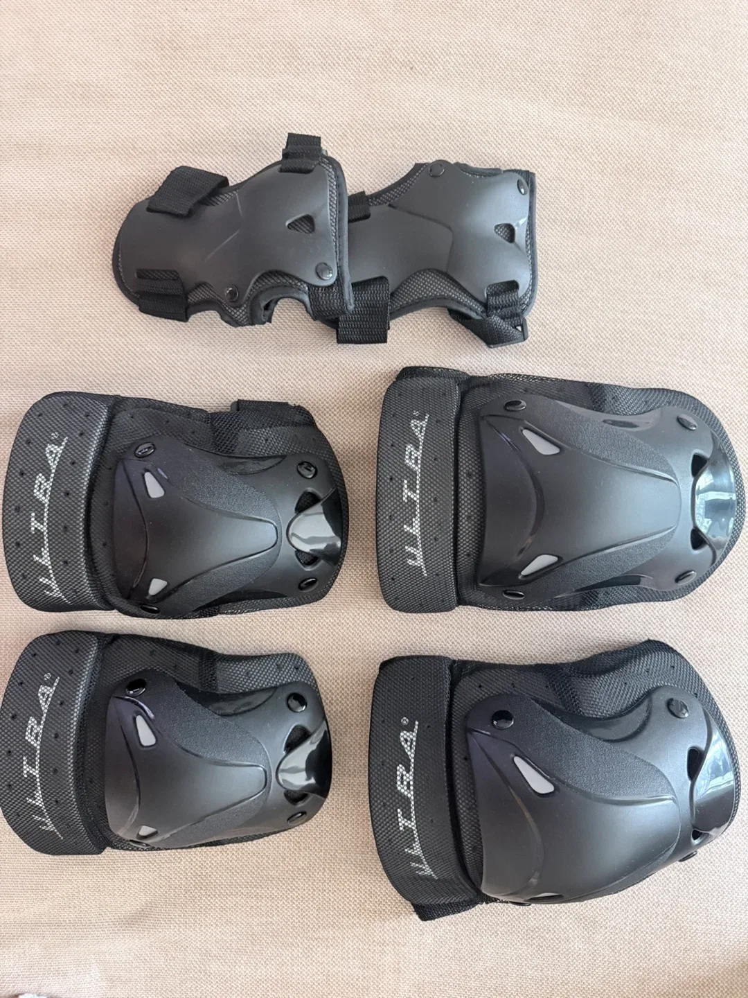 Protective Set Knee, Elbow Pads and wrist guards - Adults image indicator(2)