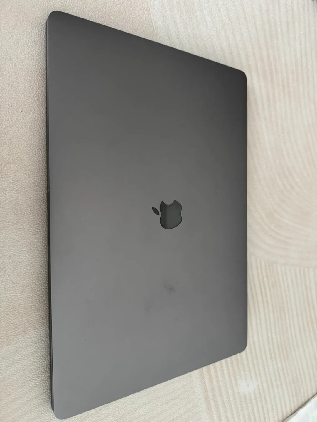 MacBook Pro 16-inch (2019) — i9 2.3 GHz · 32 GB RAM · 1 TB SSD image indicator(7)