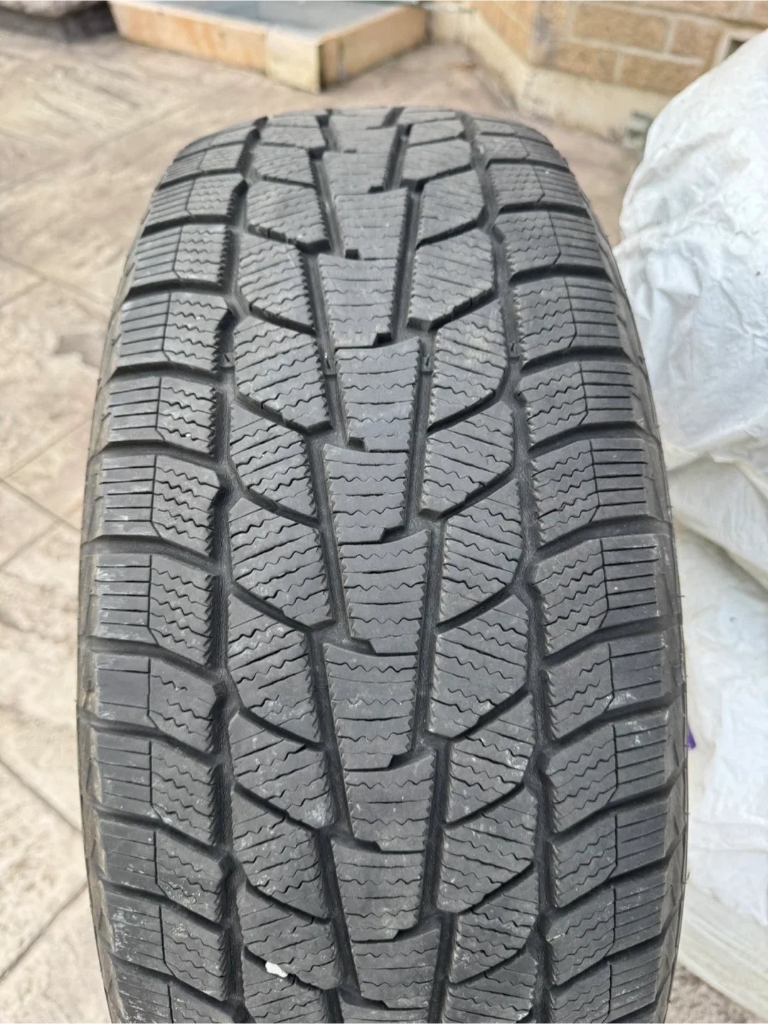 Set of 4 Motomaster Winter Edge Winter Tires 235/65R17 image indicator(3)