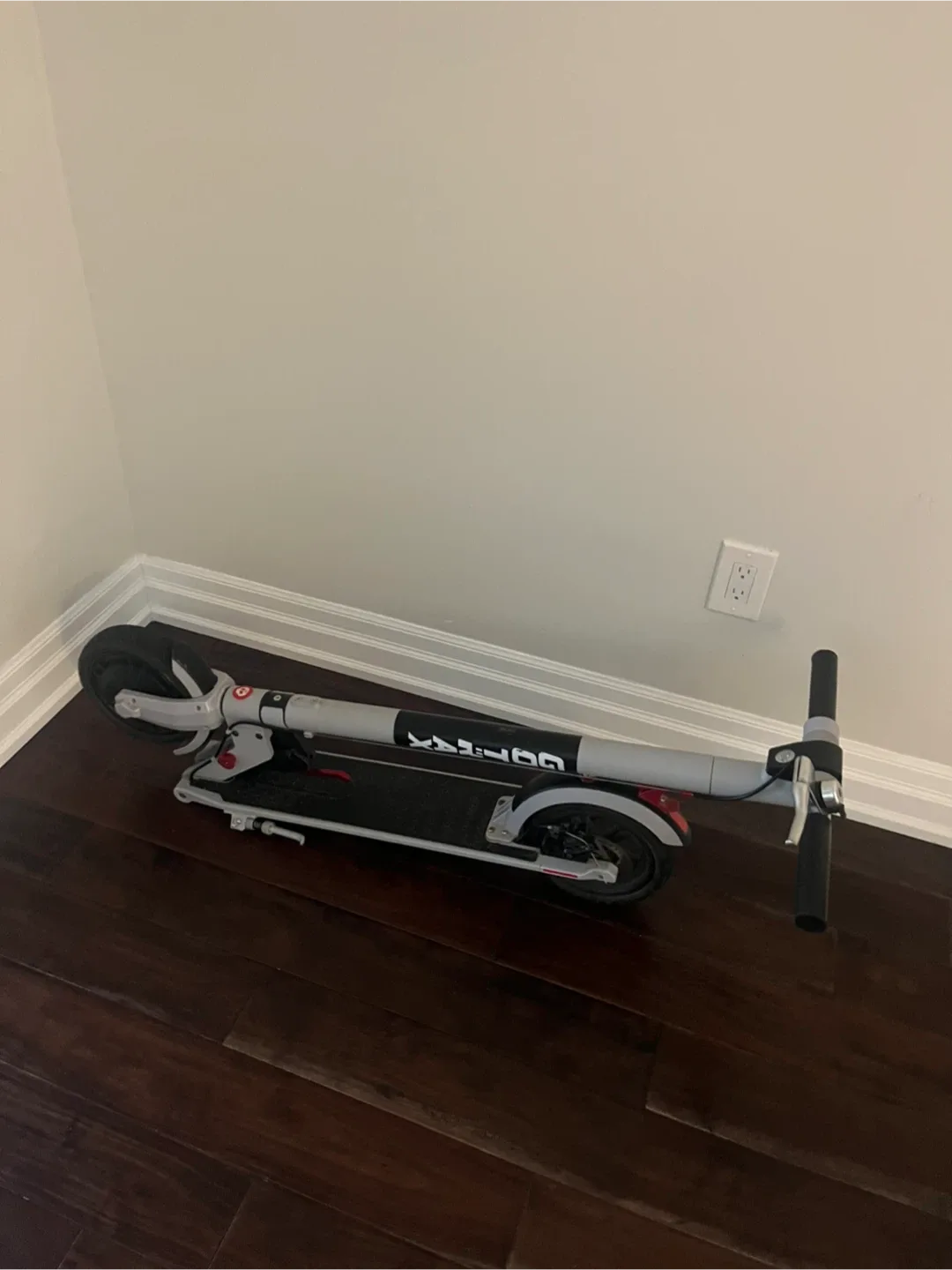 GOTRAX XR Ultra e-scooter, runs like new. reliable and smooth. image indicator(2)