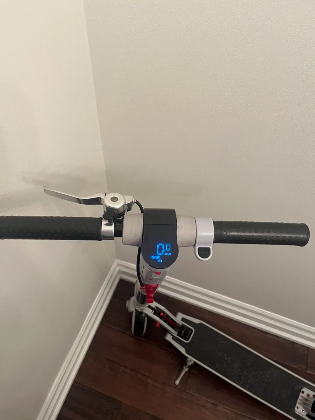 GOTRAX XR Ultra e-scooter, runs like new. reliable and smooth. image indicator(4)