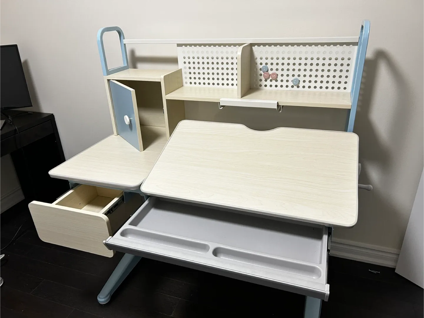 Adjustable Kids Desk - Blue & Wood image indicator(3)