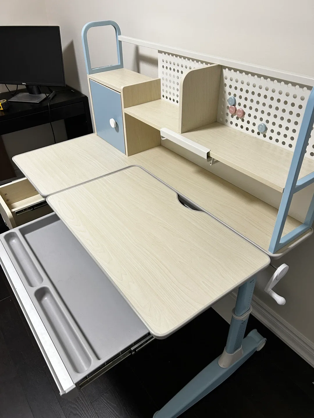 Adjustable Kids Desk - Blue & Wood image indicator(2)