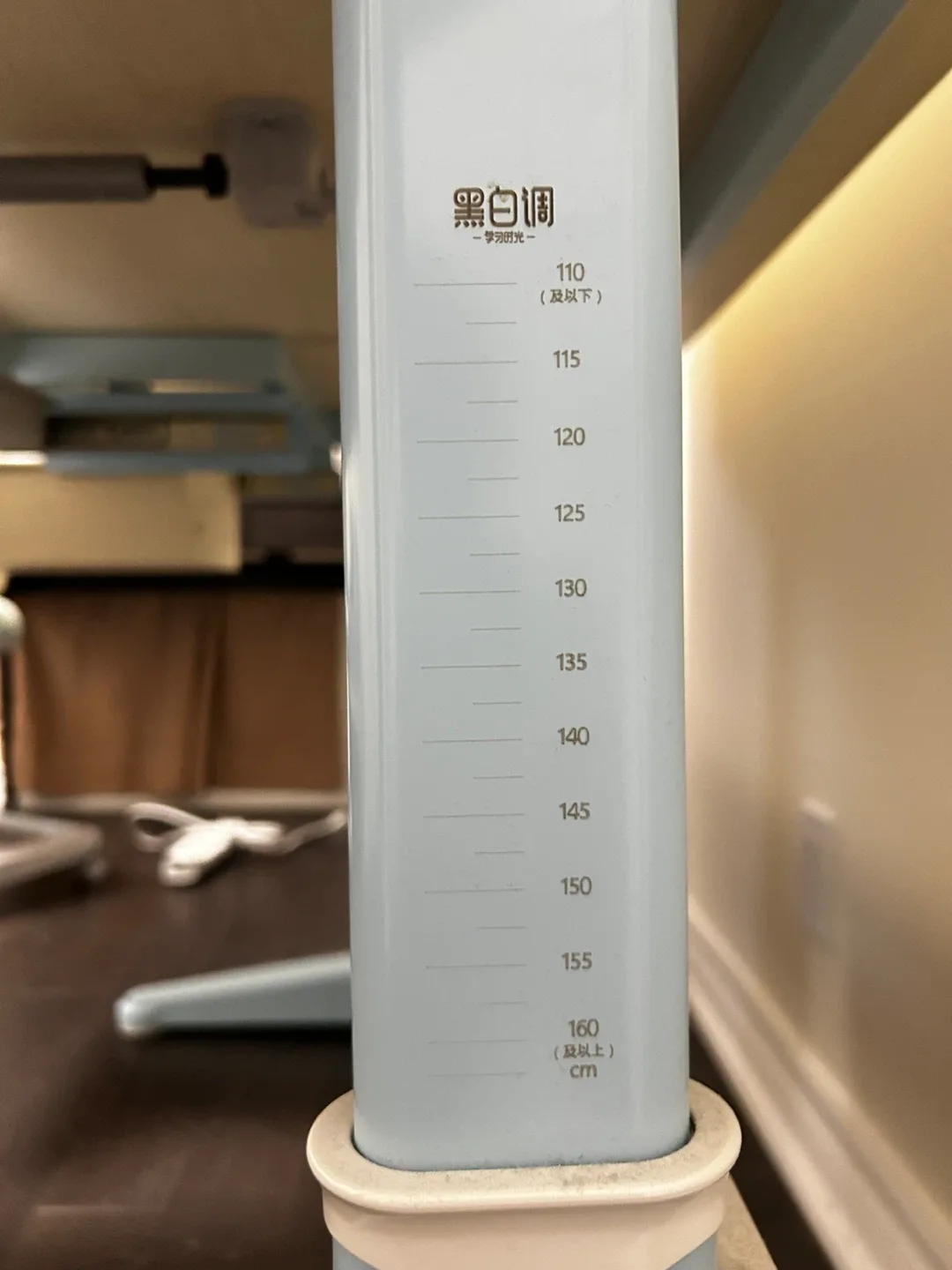 Adjustable Kids Desk - Blue & Wood image indicator(6)