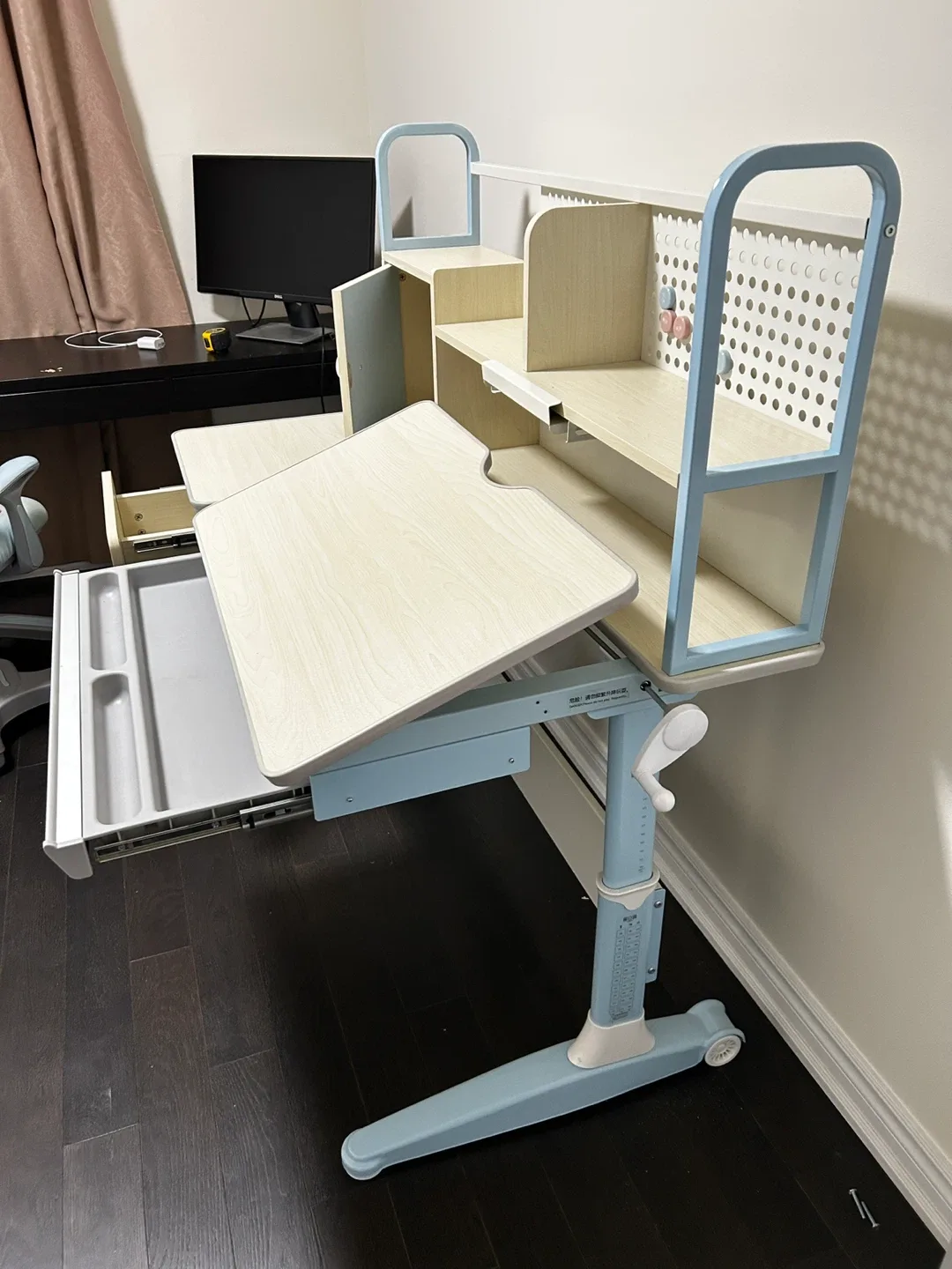 Adjustable Kids Desk - Blue & Wood image indicator(4)