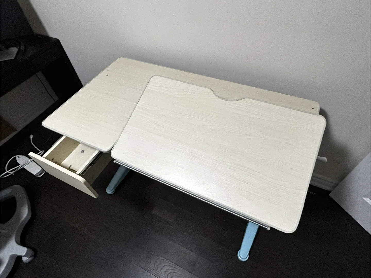 Adjustable Kids Desk - Blue & Wood image indicator(10)