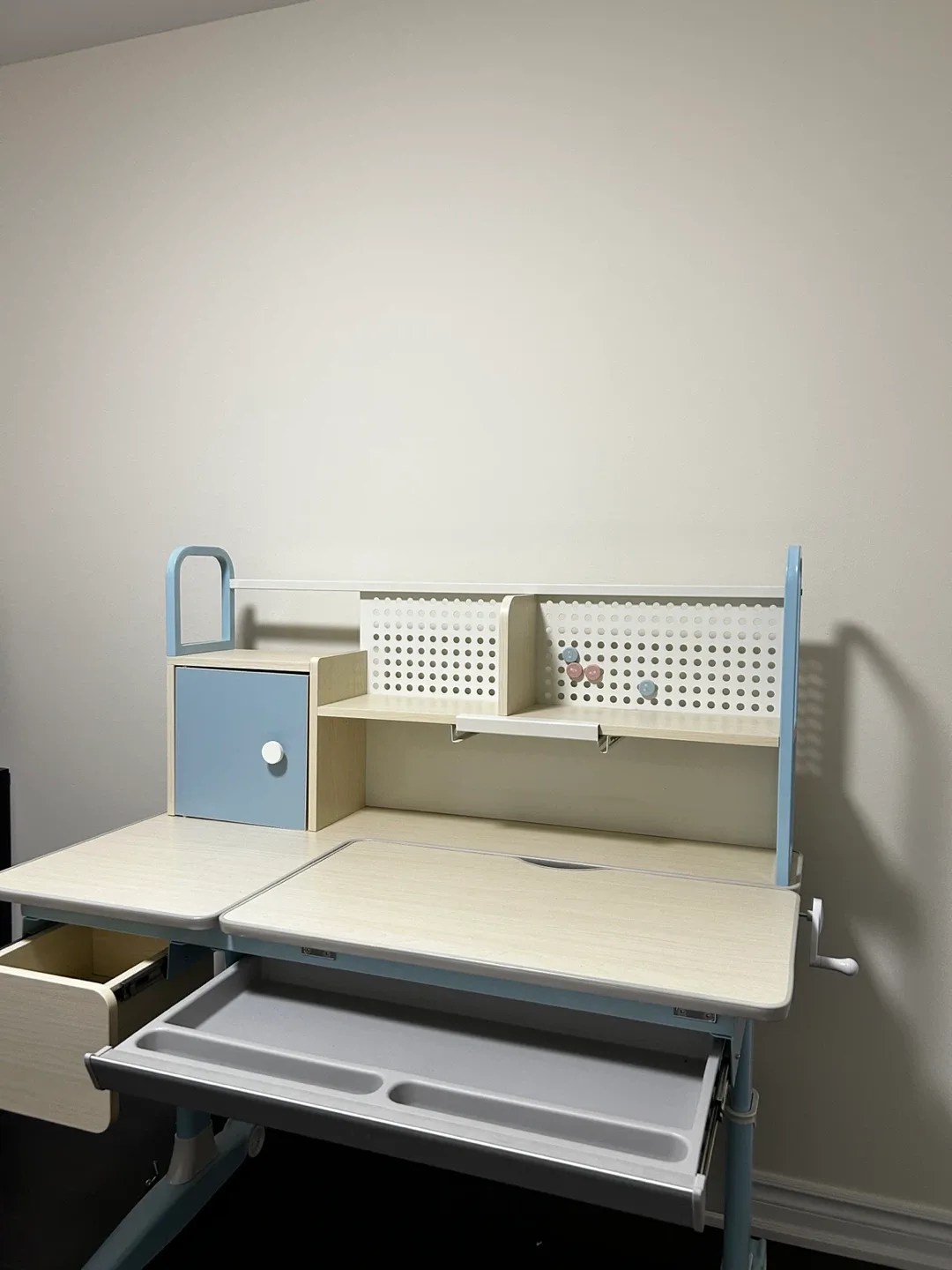 Adjustable Kids Desk - Blue & Wood image indicator(8)