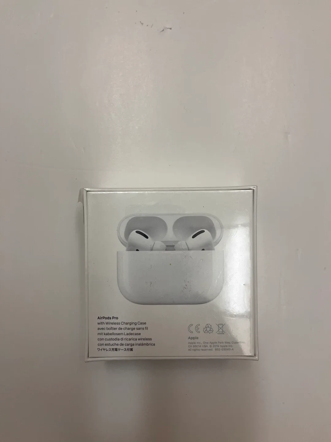 Apple AirPods Pro with Wireless Charging Case image indicator(2)