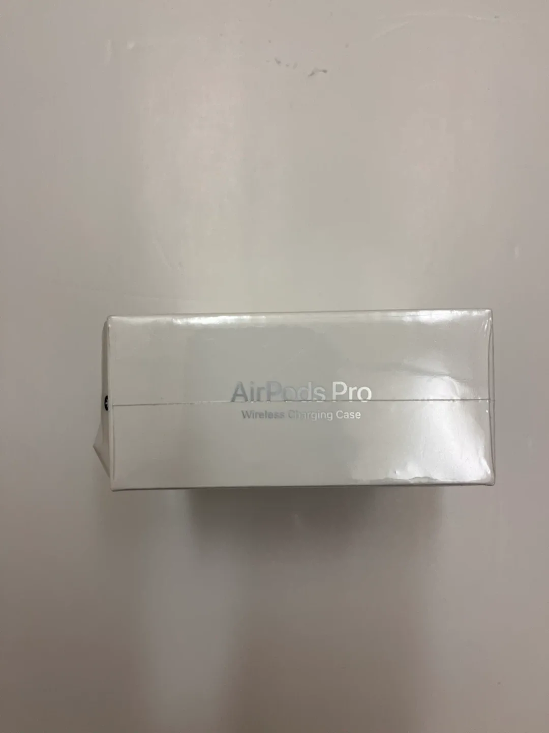 Apple AirPods Pro with Wireless Charging Case image indicator(4)