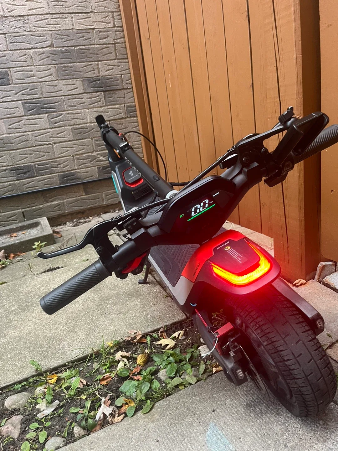 SEGWAY P100S Electric Scooter - 50 km/h speed image indicator(8)